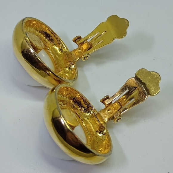 * vintage Kenneth Lane high dome white gold tone clip on earrings - Picture 7 of 8